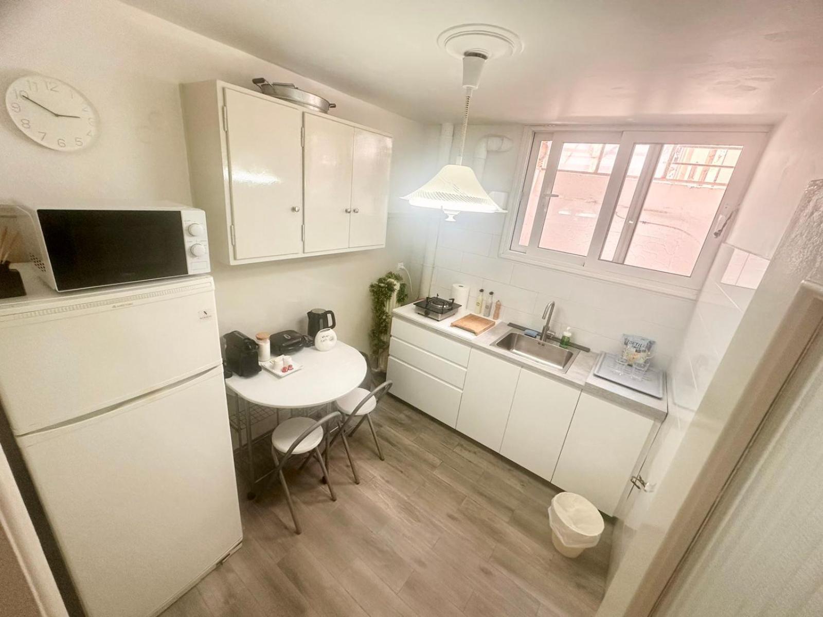 Vestige Basement Apartment Atena Exterior foto